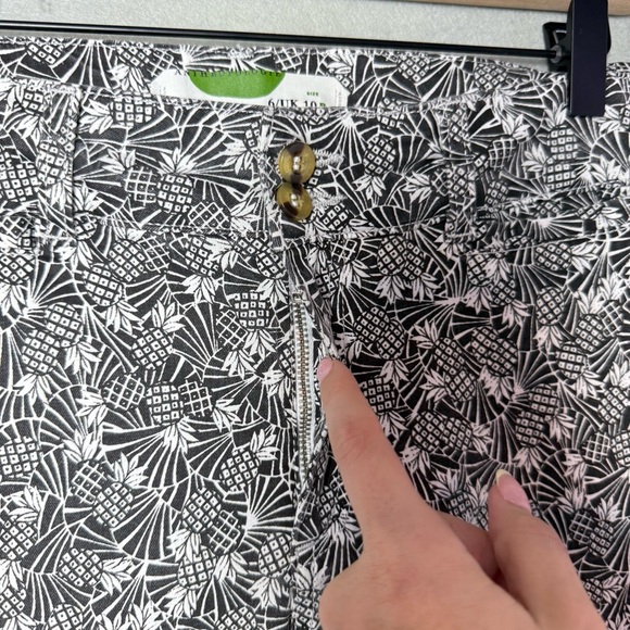 By Anthropologie Women’s Bowery Ankle Crop Pants Black White Pineapple Print 10R - Picture 4 of 11